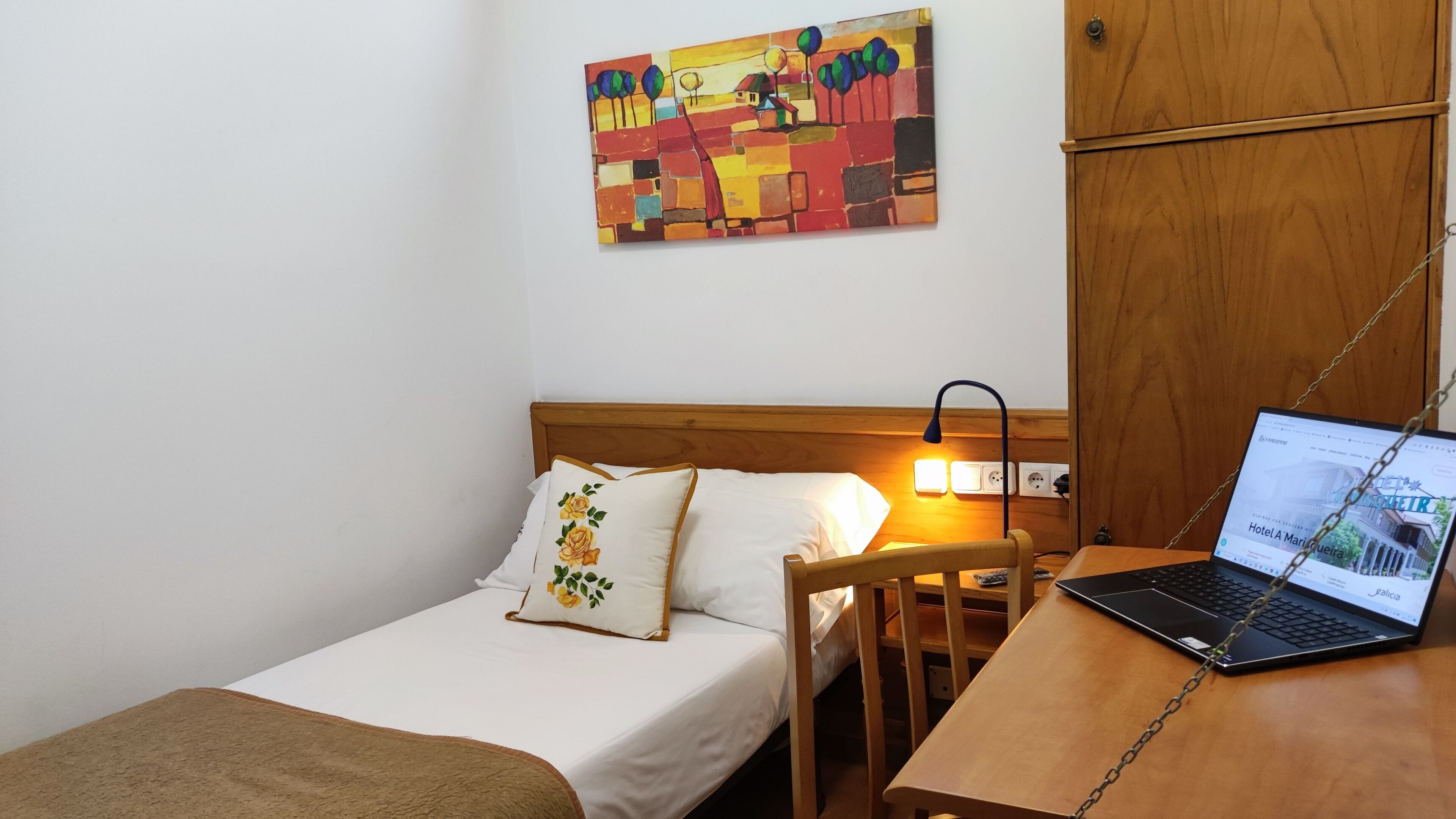 standard room, 1 single bed | 1 bedroom, in-room safe, individually decorated, desk