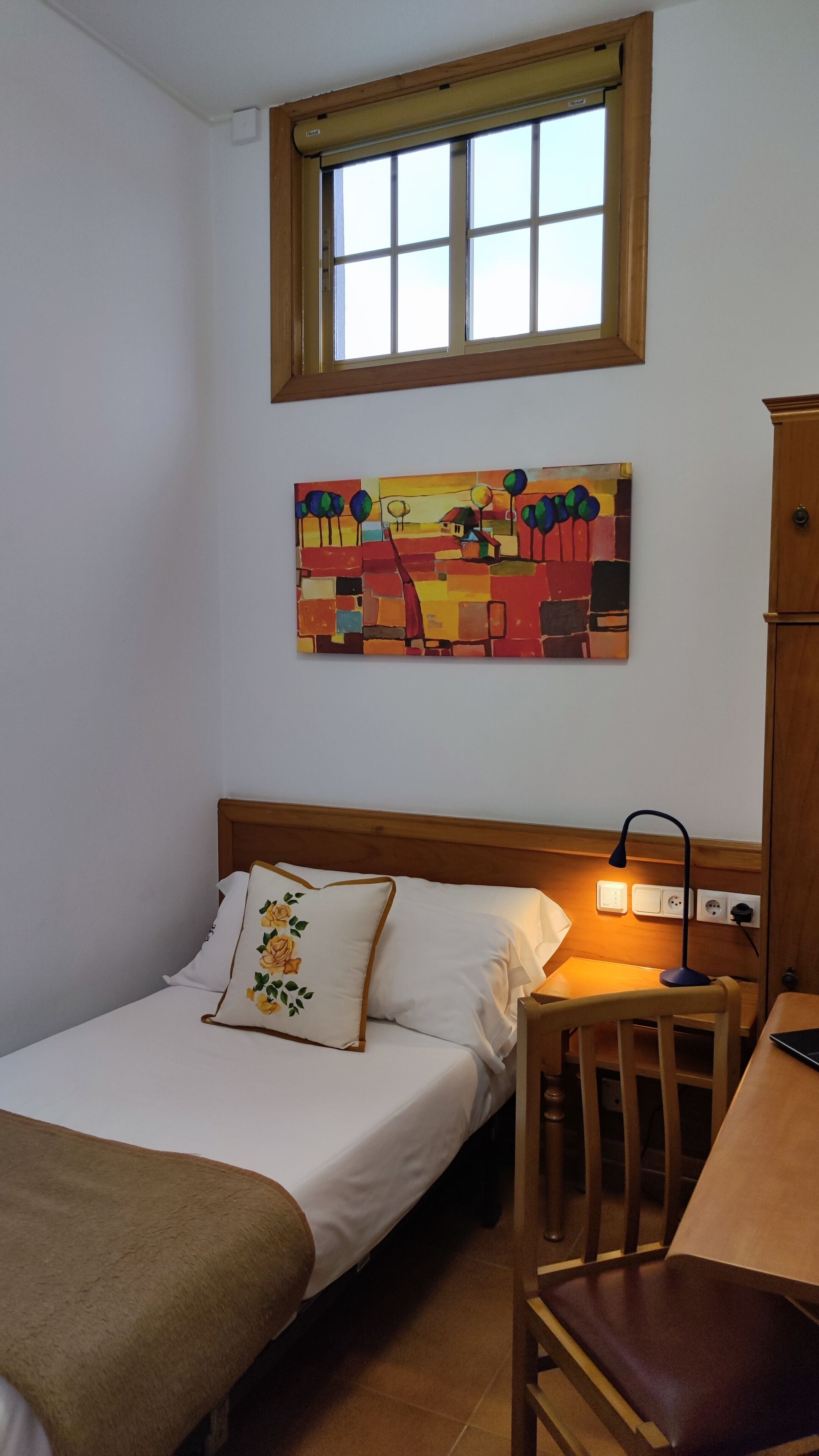 standard room, 1 single bed | 1 bedroom, in-room safe, individually decorated, desk