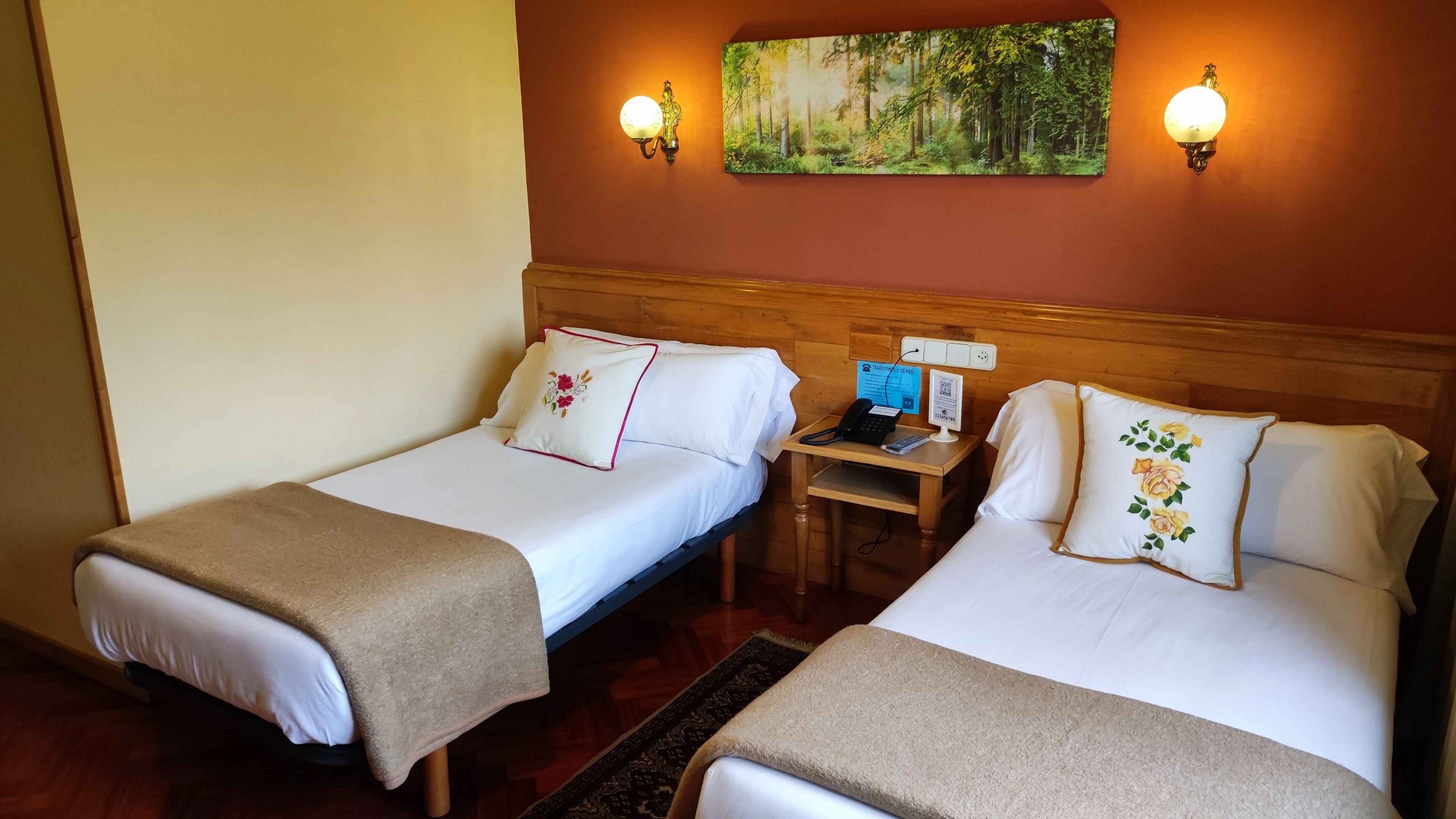 standard room, 2 single beds | 1 bedroom, in-room safe, individually decorated, desk