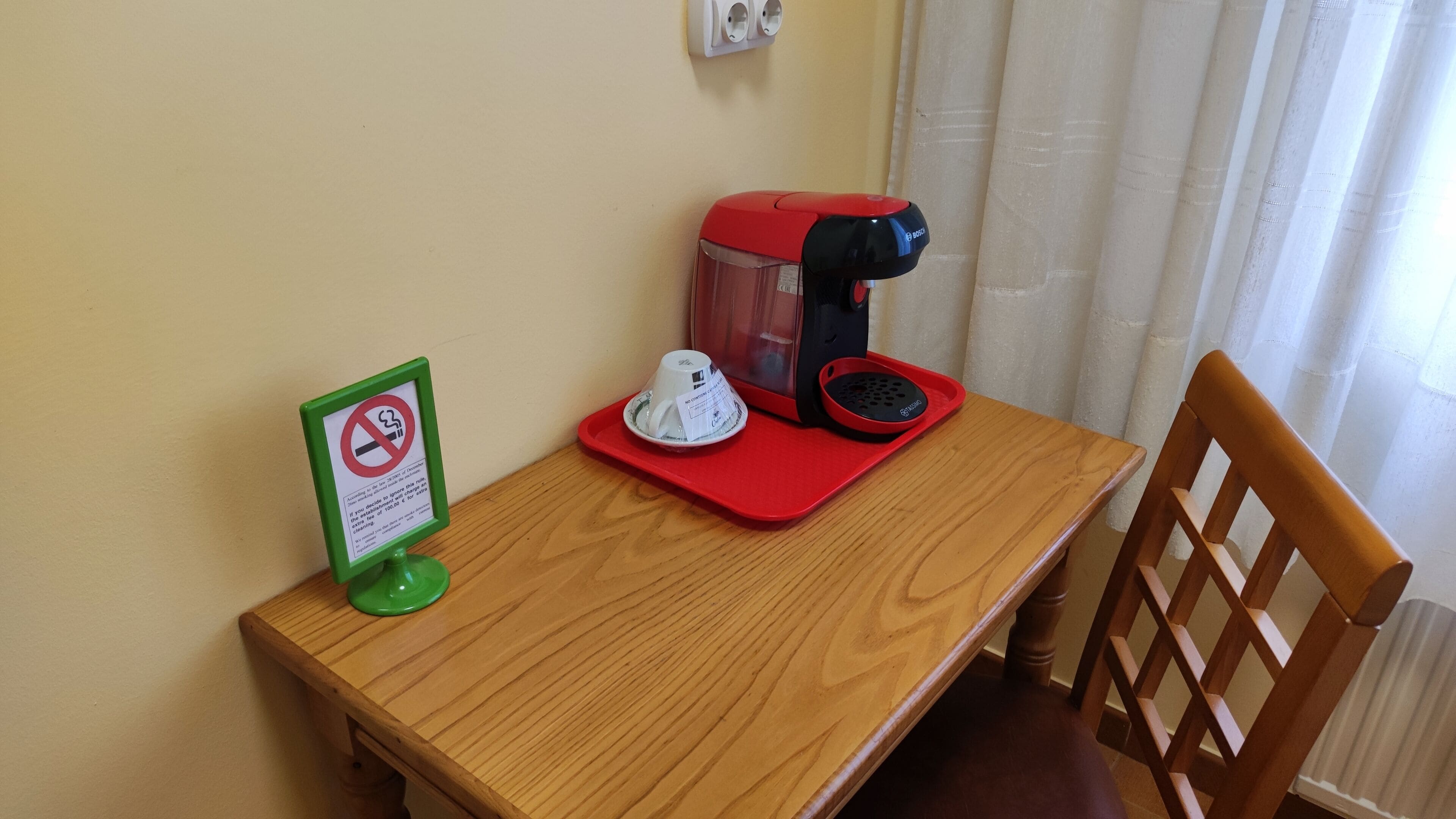 standard room, 1 single bed | 1 bedroom, in-room safe, individually decorated, desk