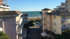 Un hotel con varios pisos, piscina y vistas a la playa.