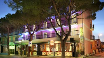 Fachada de la propiedad por la tarde o noche