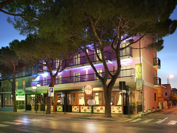 Front of property - evening/night - Hotel Storione (Jesolo)