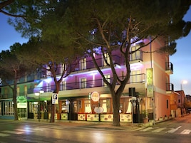 Fachada de la propiedad por la tarde o noche