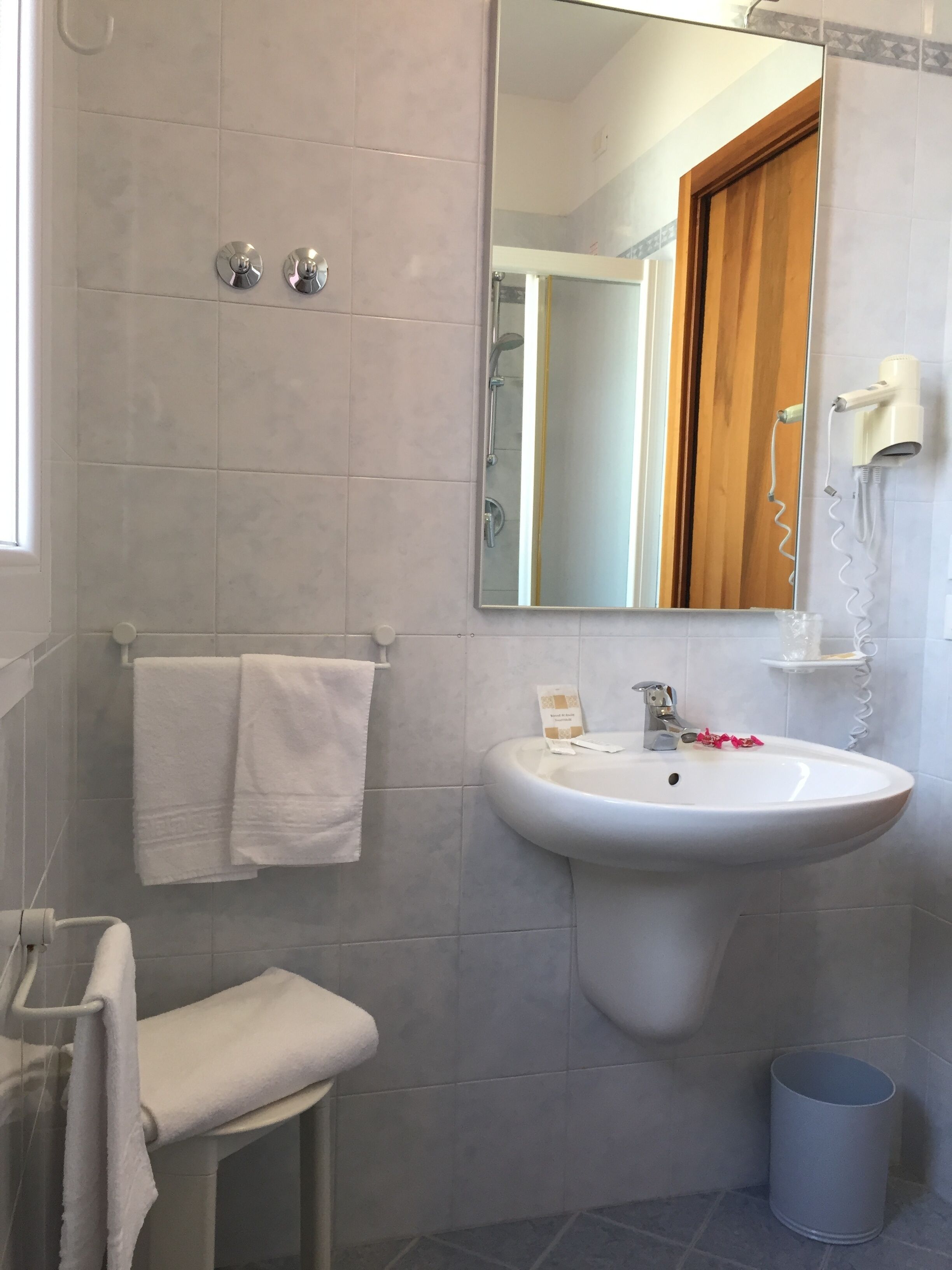 single room | bathroom | shower, free toiletries, hair dryer, bidet