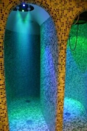 Sauna, hot tub, Turkish bath/hammam, body treatments, aromatherapy