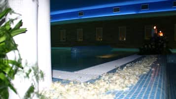 Alberca techada y alberca al aire libre