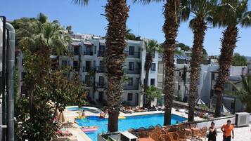 Piscine extérieure, parasols de plage, chaises longues