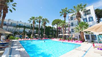 Outdoor pool, pool umbrellas, sun loungers