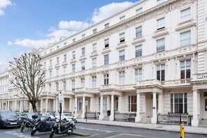 Front of property - Hyde Park Executive Apartments (London)