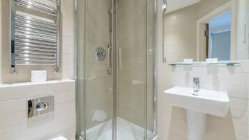 Superior Studio, 1 Double Bed | Bathroom | Shower, free toiletries, towels
