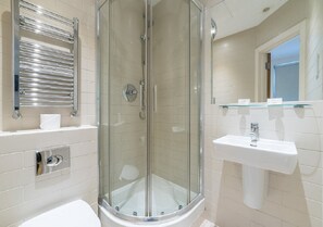Estudio superior, 1 cama doble | Baño | Ducha, artículos de higiene personal gratuitos y toallas