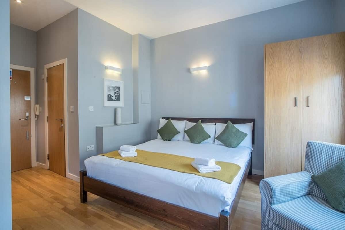 Familienapartment, 1 Doppelbett und Schlafsofa | Schreibtisch, kostenloses WLAN, Bettwäsche