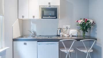 Standard Studio, 1 Double Bed | Private kitchenette | Fridge, microwave, stovetop, electric kettle