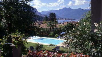 Piscina stagionale all'aperto, ombrelloni da piscina, lettini