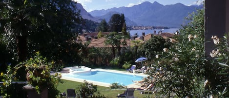 Piscina stagionale all'aperto, ombrelloni da piscina, lettini