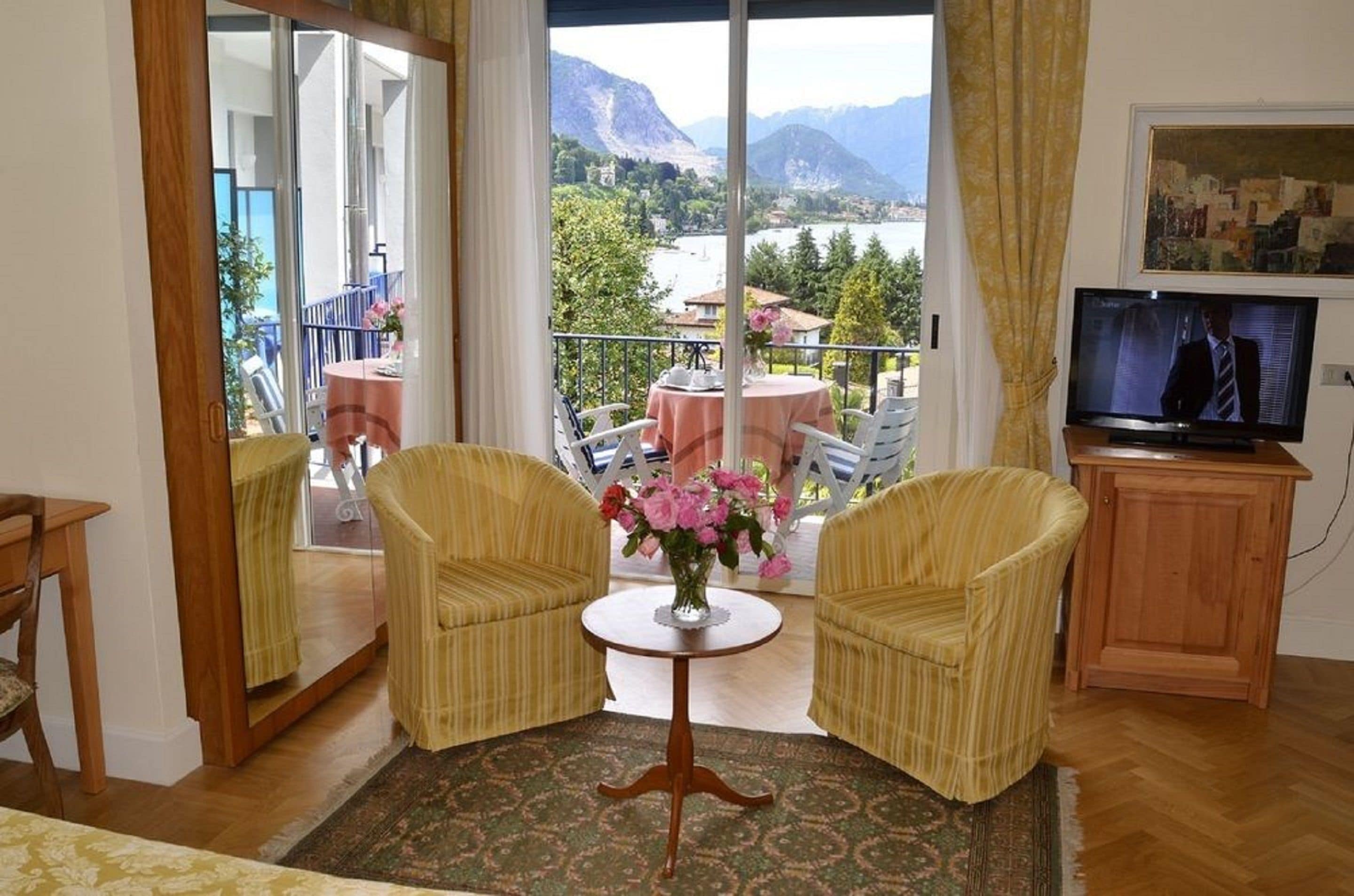 Phòng đôi hoặc 2 giường đơn, quang cảnh hồ | Khu phòng khách | TV màn hình phẳng 30-inch có truyền hình vệ tinh, TV 