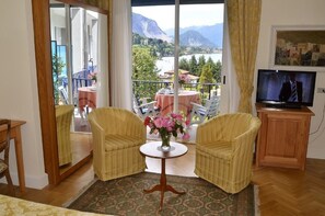 Kamer, 1 twee- of 2 eenpersoonsbedden, uitzicht op meer | Woonruimte | Een 30-inch flatscreentelevisie met satellietzenders en een televisie