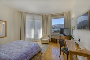 Caja fuerte, escritorio, cunas (de pago) y wifi gratis