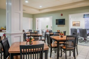 Free daily self-serve breakfast - Seaside Amelia Inn (Fernandina Beach)
