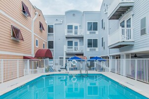 Piscina externa, funciona das 8h às 22h, espreguiçadeiras