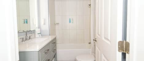 Un baño con bañera, inodoro y lavabo.