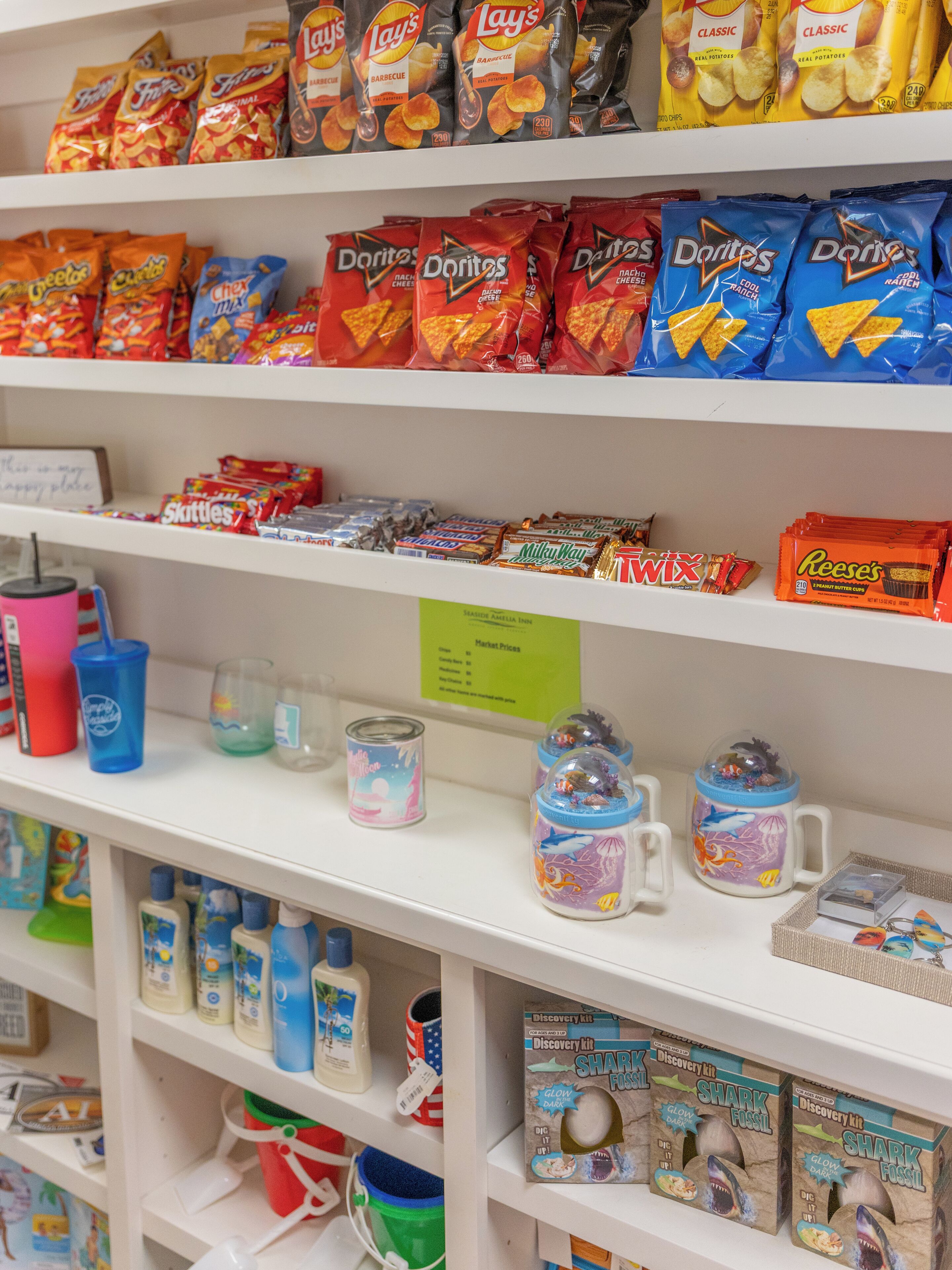 Regale voller Snacks mit Lay's, Doritos und Reese's.