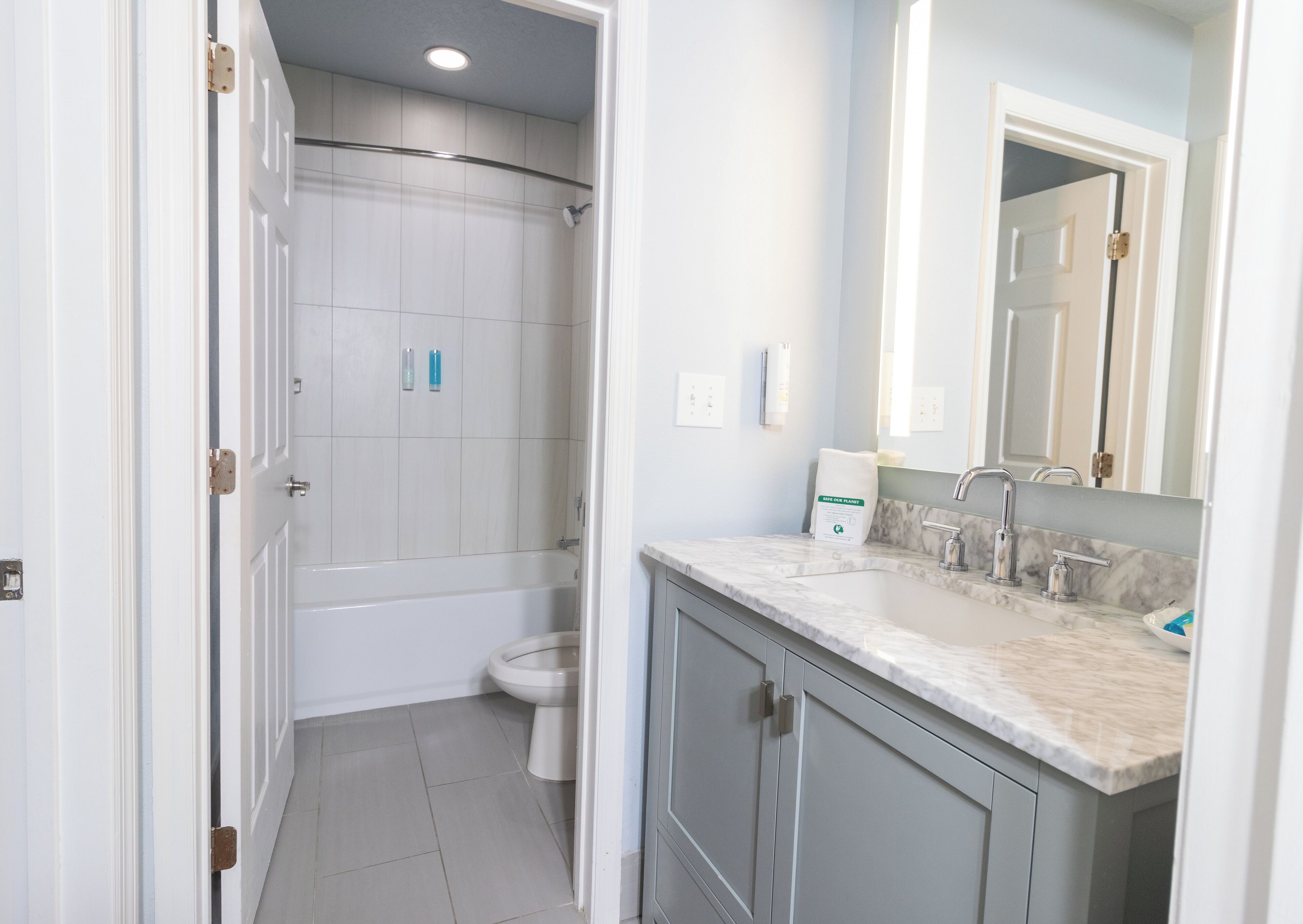 Une salle de bain avec douche, toilettes et lavabo.