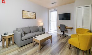 Ground Floor Suite (Pet Friendly) | Iron/ironing board, free WiFi, bed sheets - Seaside Amelia Inn (Fernandina Beach)