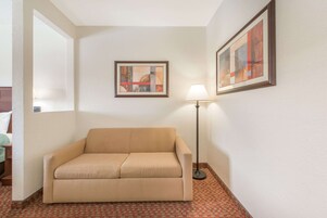 Escritorio, sistema de insonorización, tabla de planchar con plancha