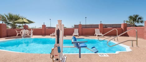 Una piscina al aire libre de temporada