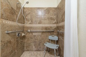 客房, 1 张特大床, 无障碍, 无烟房 (Mobility/Hearing, Tub w/ Grab Bars) | 浴室 | 免费洗浴用品、吹风机、毛巾