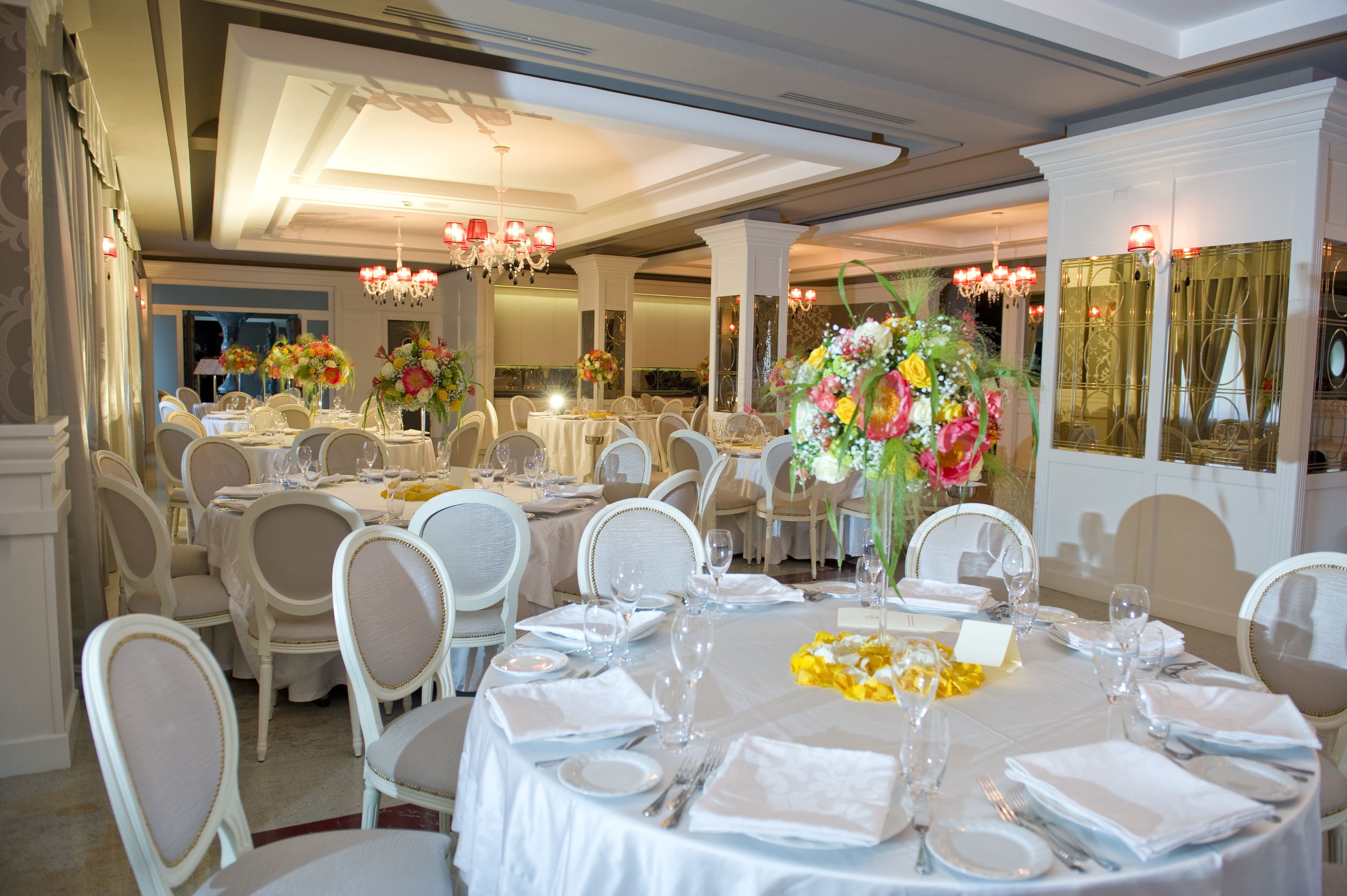 Breakfast, lunch, dinner served; local cuisine, pool views 