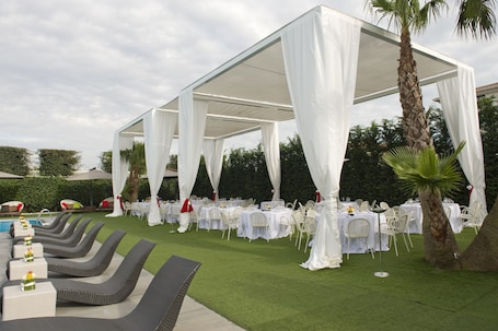 Breakfast, lunch, dinner served; local cuisine, pool views . Hotel Giulia Ocean Club