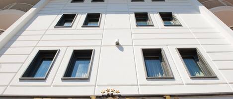 A building with a sign reading "Hotel Giulia."