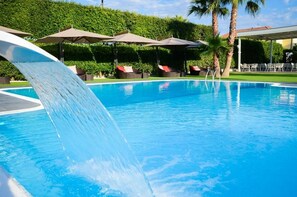 Piscine extérieure (ouverte en saison), parasols de plage