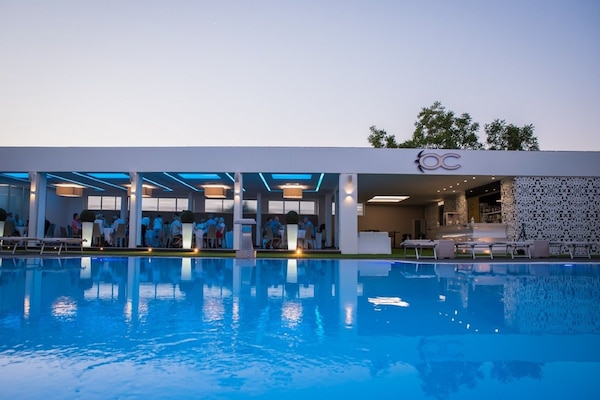 Alberca al aire libre por temporada y sombrillas en la alberca