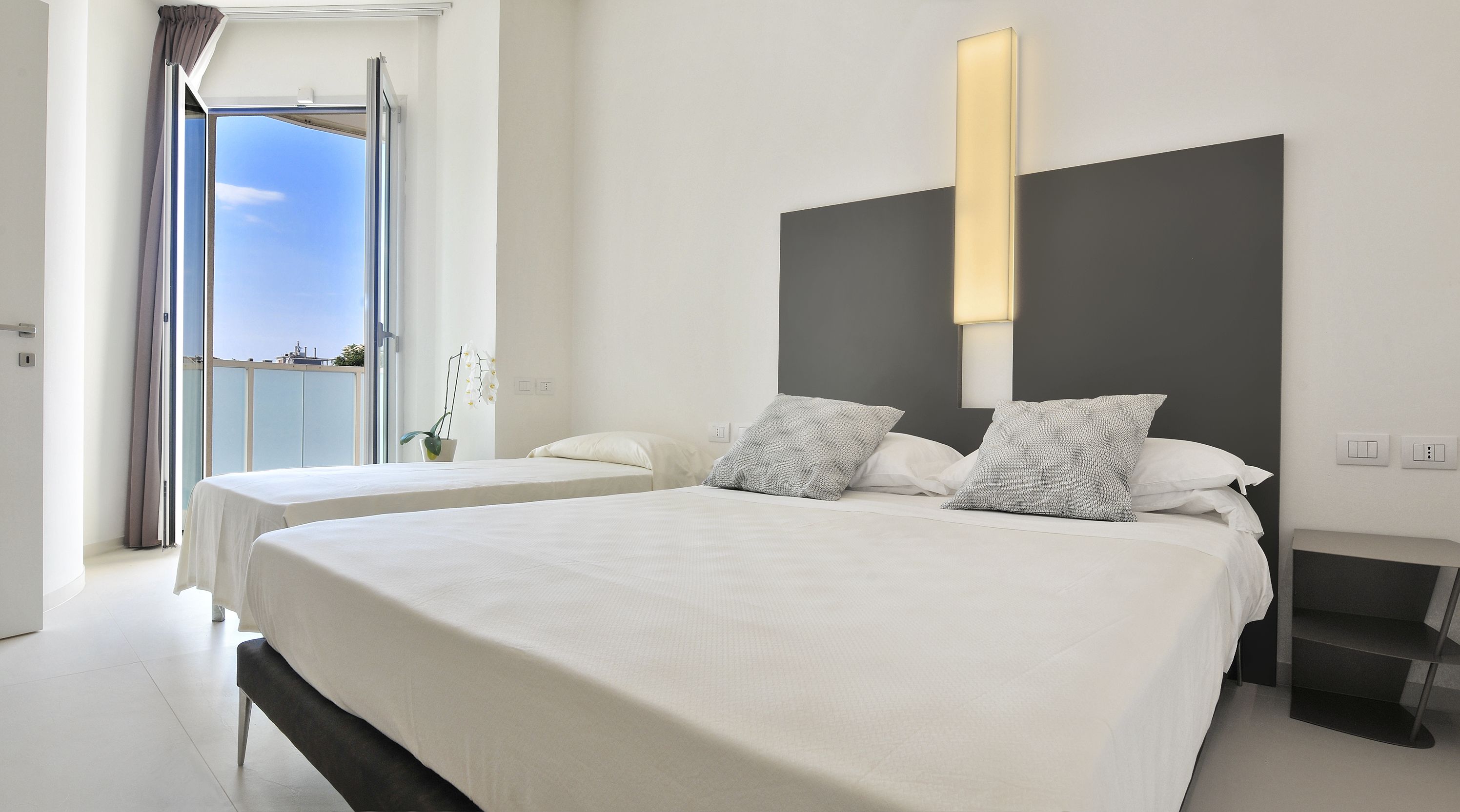 standard room, 1 queen bed, kitchenette, sea view | minibar, in-room safe, soundproofing, free cots/infant beds