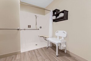 Ducha y bañera combinadas y artículos de higiene personal gratuitos