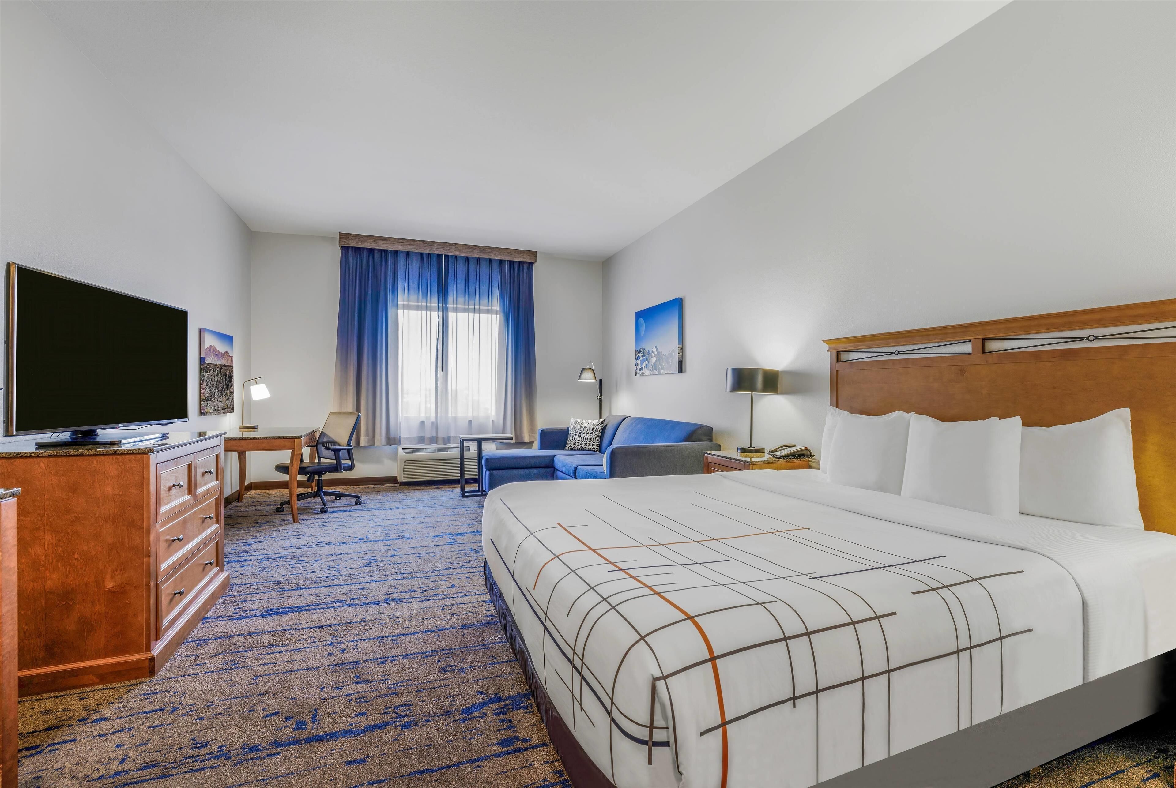 executive room, 1 king bed, non smoking | premium bedding, down duvets, pillow-top beds, desk