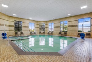 Sisäuima-allas, aurinkotuoleja