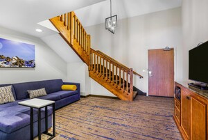 Ullakkohuoneisto, 1 suuri parisänky, tupakointi kielletty (Suite) | Ylelliset vuodevaatteet, untuvapeitot, pillowtop-patjalliset sängyt