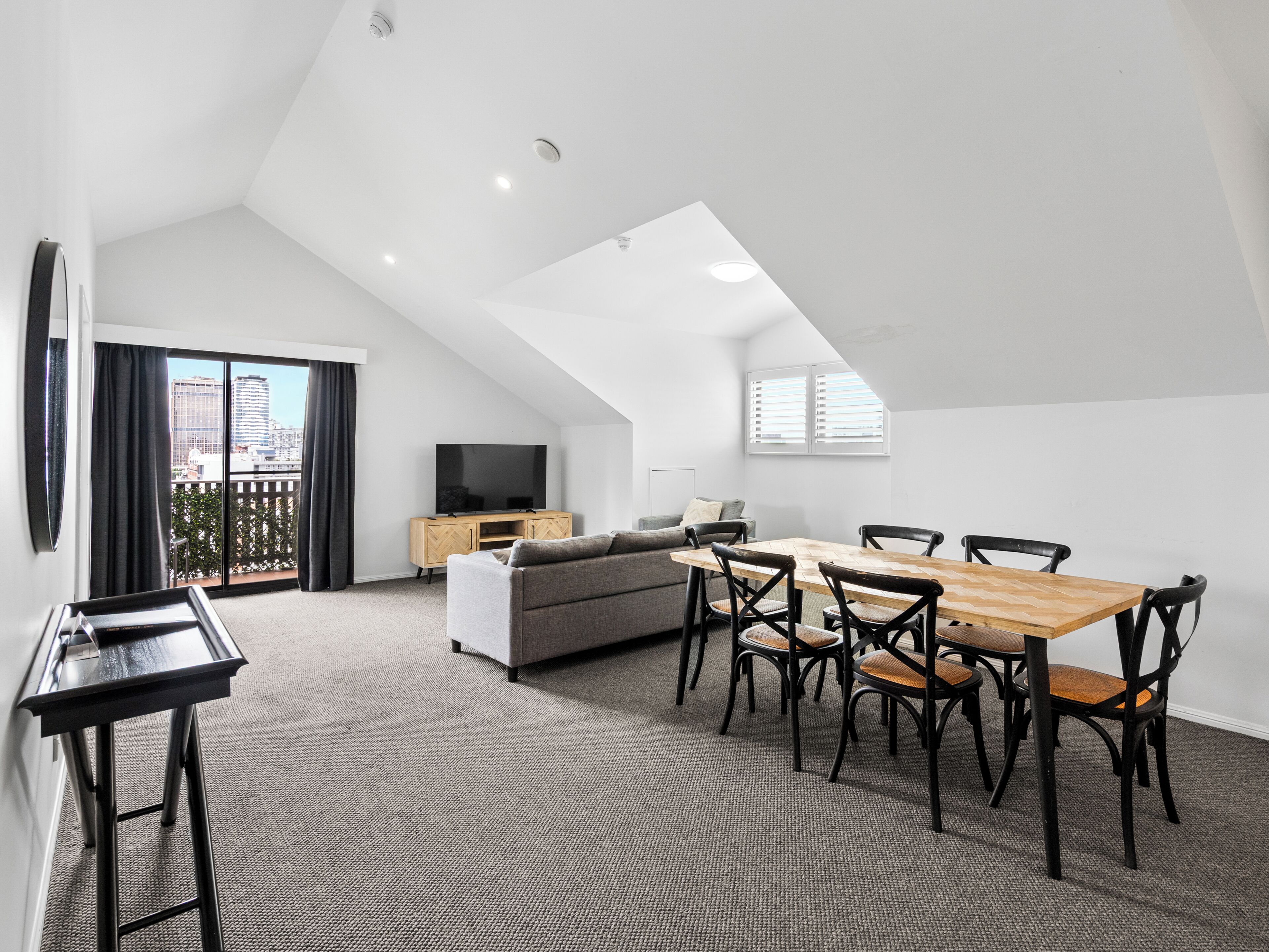Apartamento Deluxe, 1 habitación | Zona de estar | Una televisión
