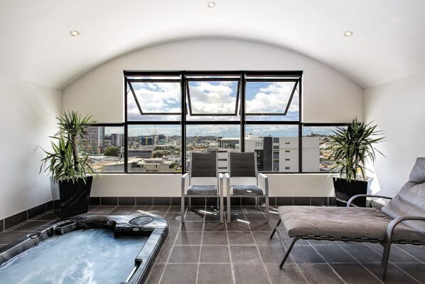 Indoor spa tub - Central Brunswick Apartment Hotel (Fortitude Valley)