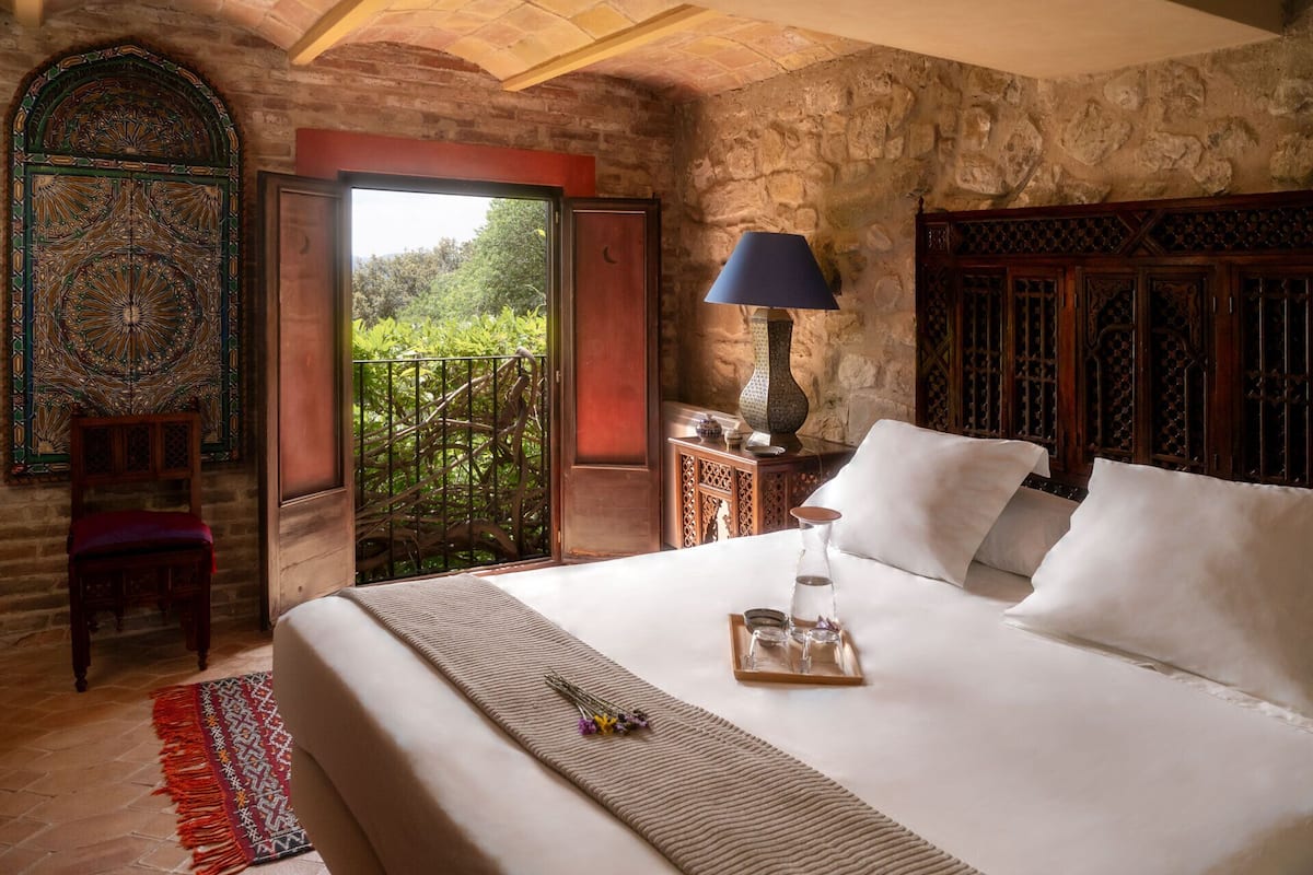 Suite Superior Arabe | In-room safe, desk, laptop workspace, individually decorated