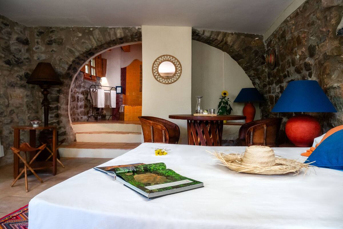 Suite Andina | In-room safe, desk, laptop workspace, individually decorated