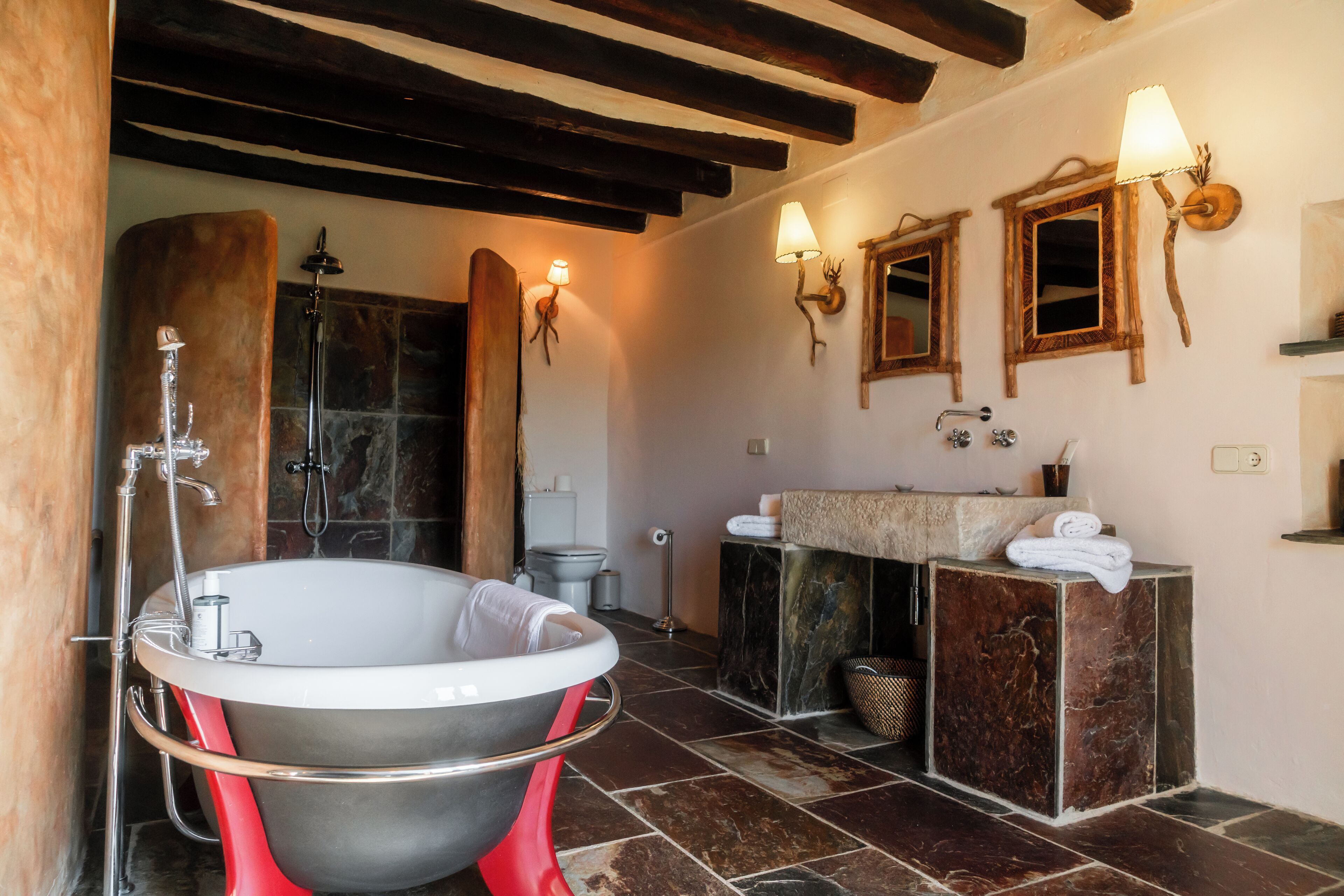 suite africana | bathroom | free toiletries, hair dryer, bathrobes, towels