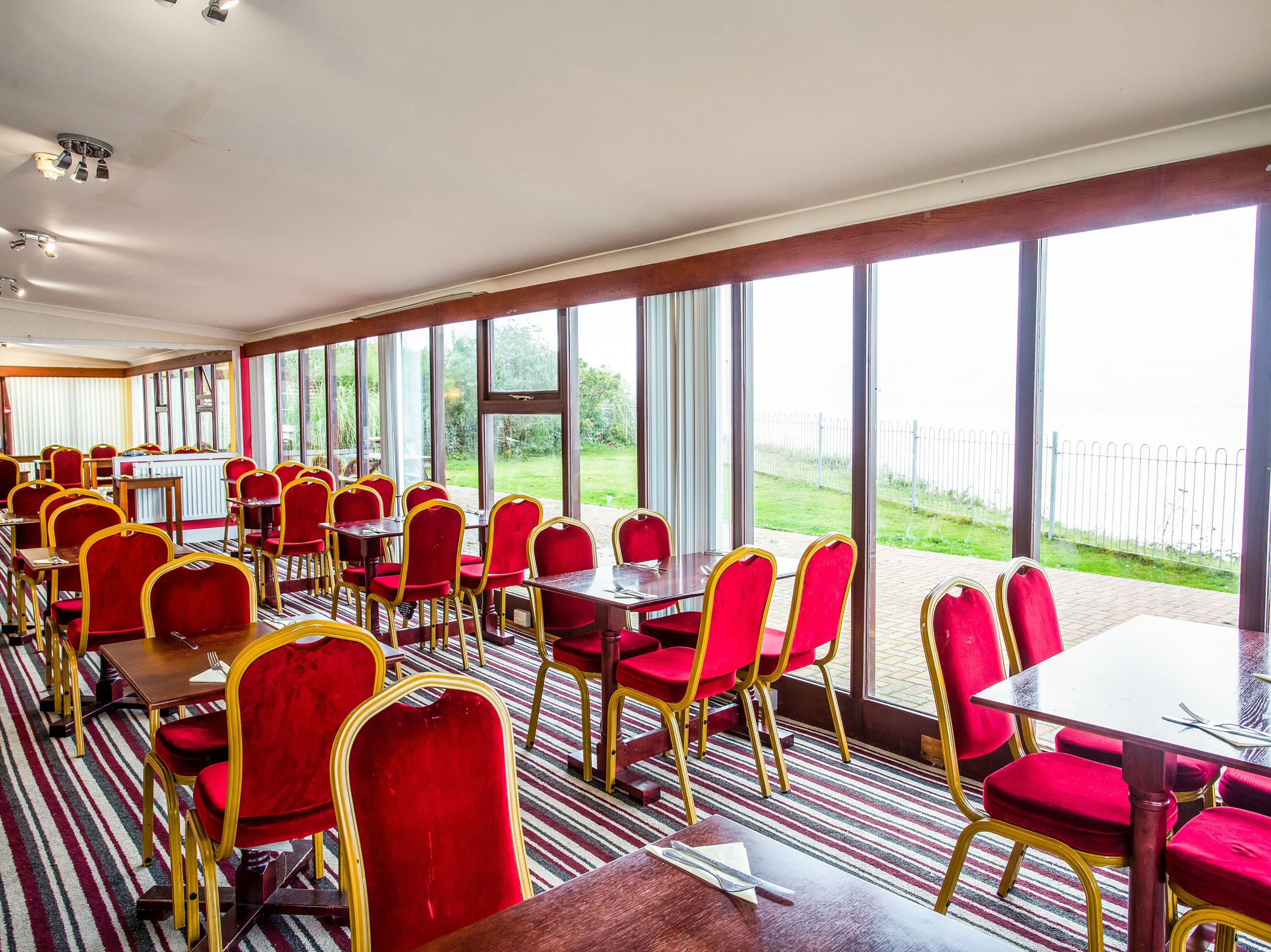 供應午餐及晚餐