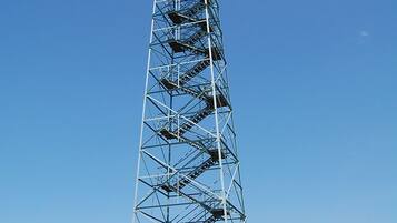 Una alta torre metálica con una escalera.
