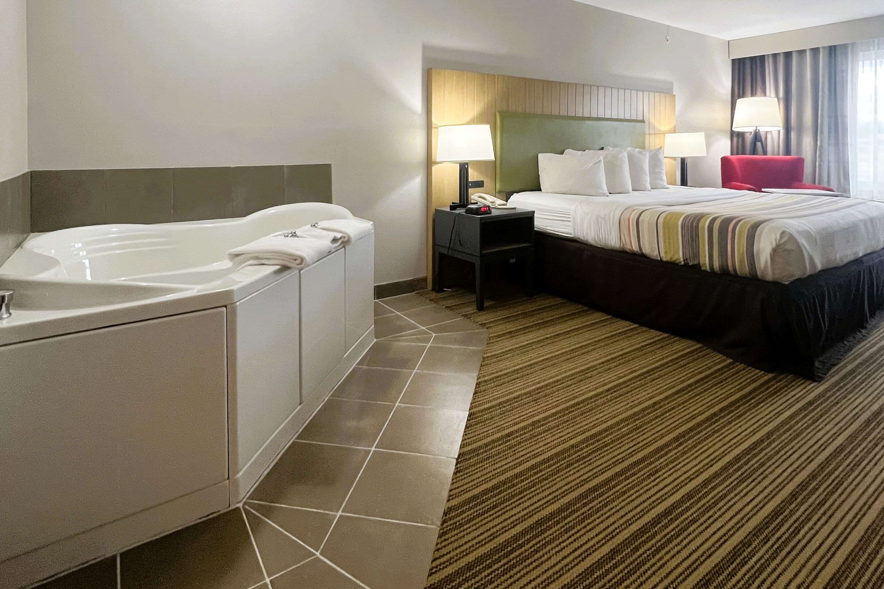 Tallelokero huoneessa, työpöytä, pimennysverhot, silitysrauta/-lauta